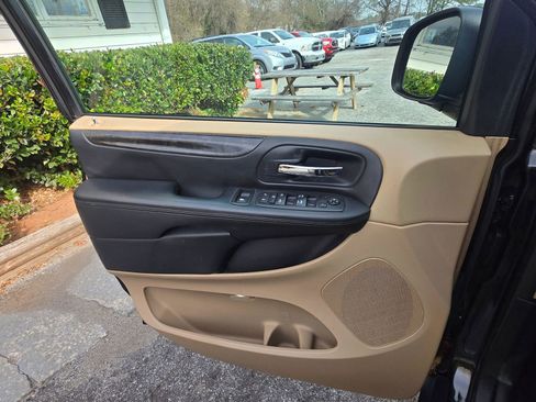 Used 2016 Dodge Grand Caravan SXT image 9