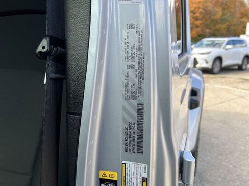 Used 2022 Jeep Gladiator Willys image 34