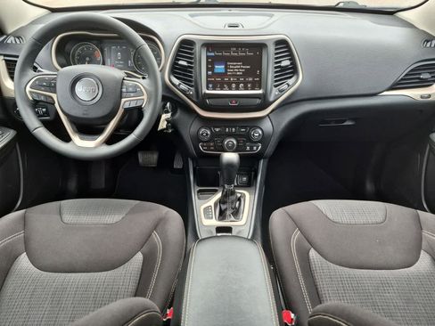 Used 2016 Jeep Cherokee Latitude FWD image 18