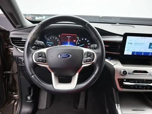 Used 2021 Ford Explorer XLT w/ Equipment Group 202A AWD/4WD image 11