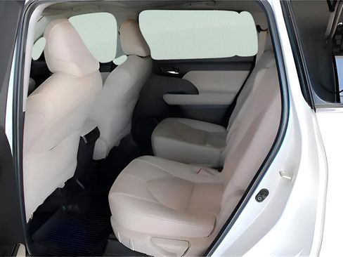 Used 2023 Toyota Highlander XLE image 21
