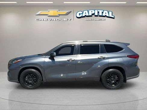 Used 2020 Toyota Highlander XLE AWD/4WD image 2