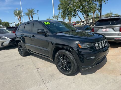 Used 2020 Jeep Grand Cherokee Altitude RWD image 5