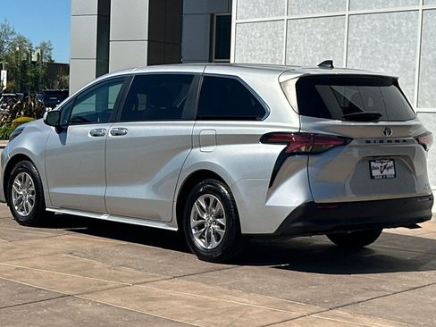 Certified 2022 Toyota Sienna XLE image 7