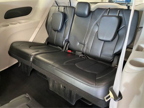 Used 2024 Chrysler Pacifica Touring-L image 14