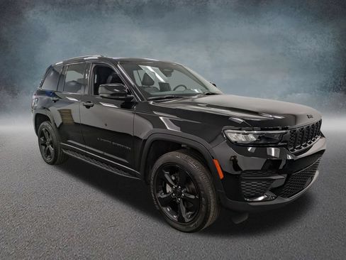 Used 2025 Jeep Grand Cherokee Altitude AWD/4WD image 3