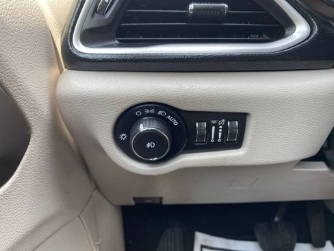 Used 2019 Chrysler Pacifica Touring-L FWD image 24