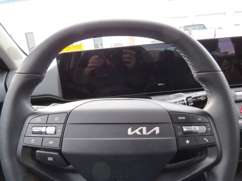 Used 2025 Kia K4 EX image 13