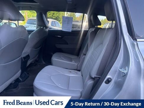 Used 2021 Toyota Highlander XLE AWD/4WD image 25