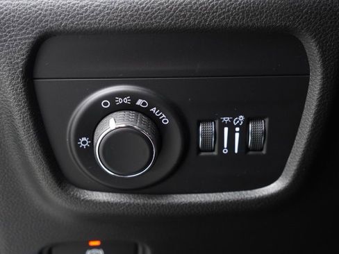 Used 2023 Jeep Grand Cherokee L Laredo image 9