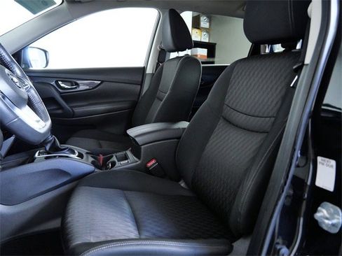 Used 2019 Nissan Rogue SV image 16