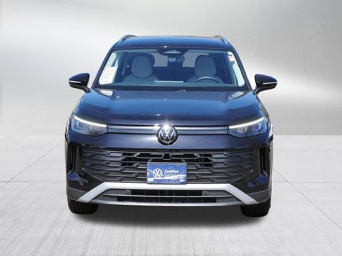 Certified 2025 Volkswagen Tiguan SE AWD/4WD image 2