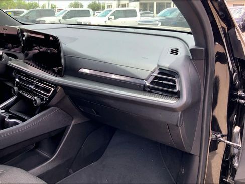 Used 2025 Chevrolet Traverse LT FWD image 19