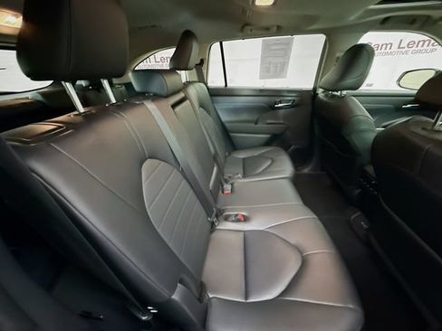 Used 2024 Toyota Highlander XLE AWD/4WD image 29