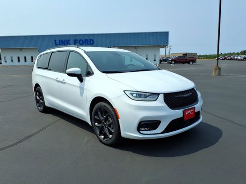 Used 2023 Chrysler Pacifica Touring-L w/ S Appearance Package AWD/4WD image 8
