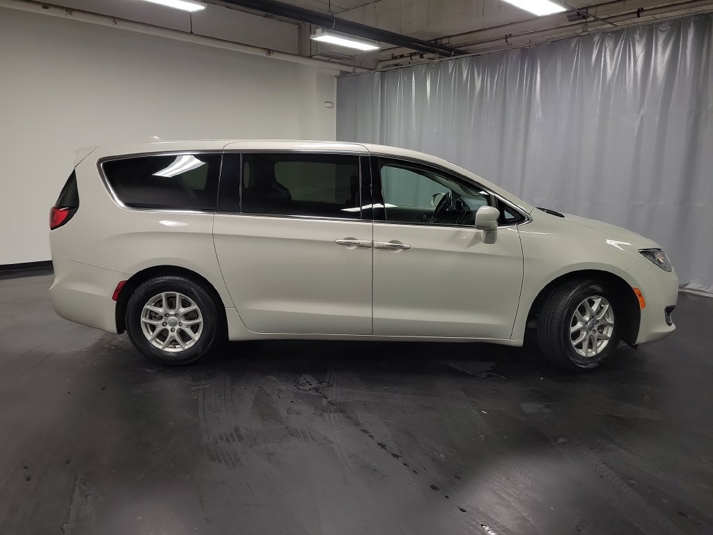 Used 2020 Chrysler Pacifica Touring FWD image 10