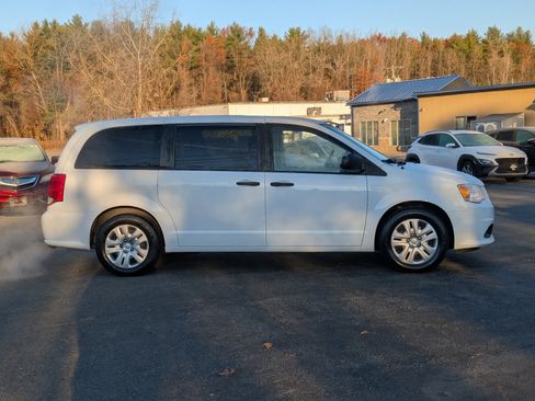 Used 2019 Dodge Grand Caravan SE w/ UConnect Hands-Free Group image 11