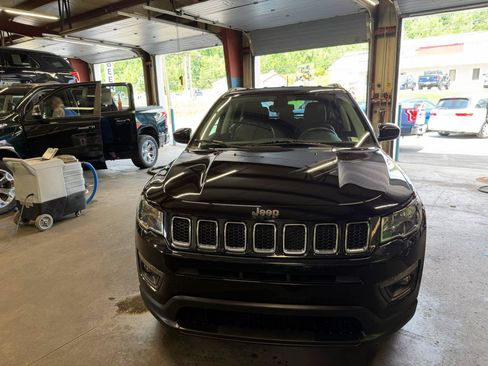 Used 2018 Jeep Compass Latitude w/ Popular Equipment Group AWD/4WD image 2