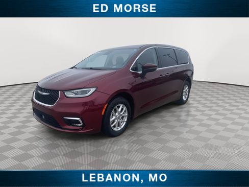 Used 2023 Chrysler Pacifica Touring-L FWD image 4