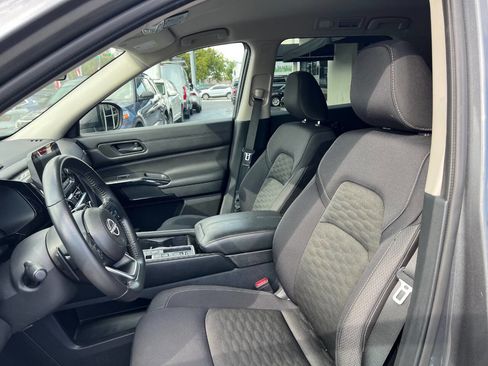 Used 2024 Nissan Pathfinder SV image 9