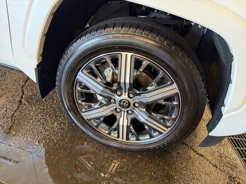Used 2023 Toyota Sequoia Capstone AWD/4WD image 29