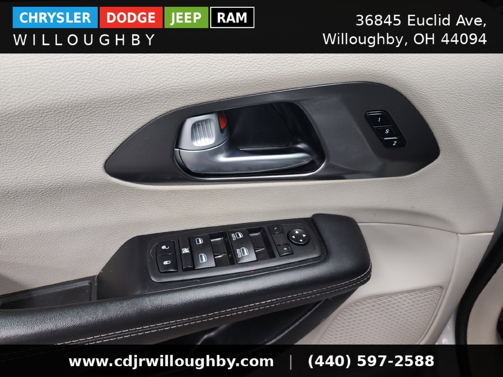 Used 2024 Chrysler Pacifica Touring-L FWD image 12