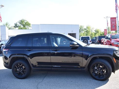 Used 2024 Jeep Grand Cherokee Altitude image 9