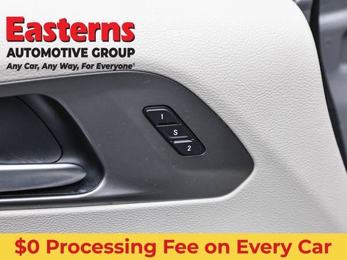 Used 2023 Chrysler Pacifica Touring-L FWD image 22