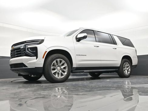 Used 2025 Chevrolet Suburban Premier RWD image 19