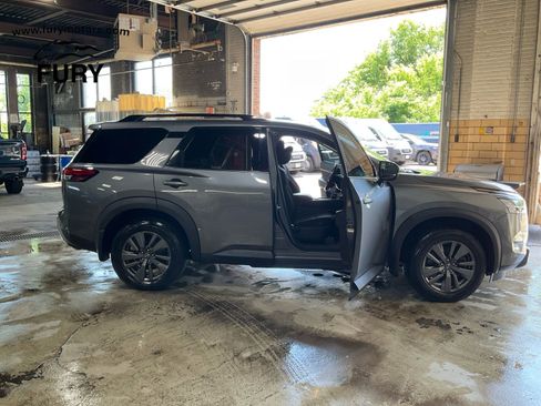 Used 2022 Nissan Pathfinder SV AWD/4WD image 16