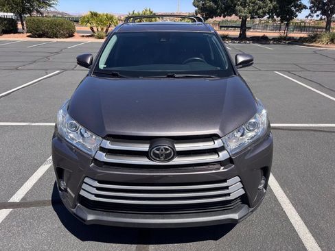 Used 2019 Toyota Highlander XLE AWD/4WD image 2