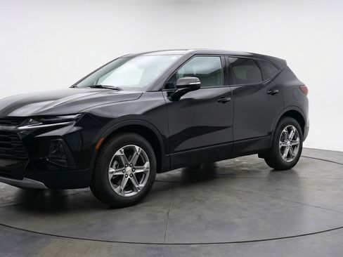 Used 2025 Chevrolet Blazer LT image 3