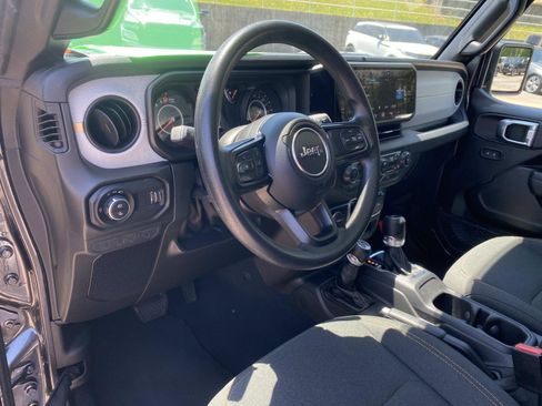 Used 2025 Jeep Gladiator Sport AWD/4WD image 24