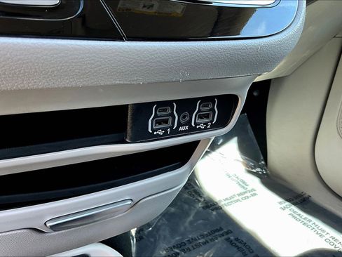 Used 2024 Chrysler Pacifica Touring-L FWD image 17
