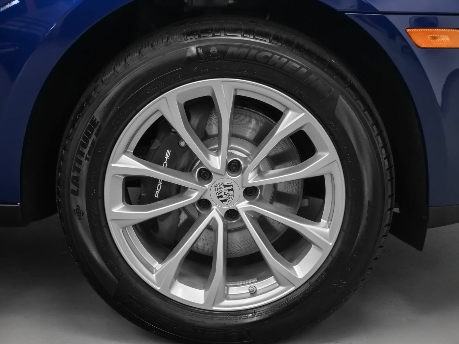 Certified 2025 Porsche Macan AWD/4WD image 15
