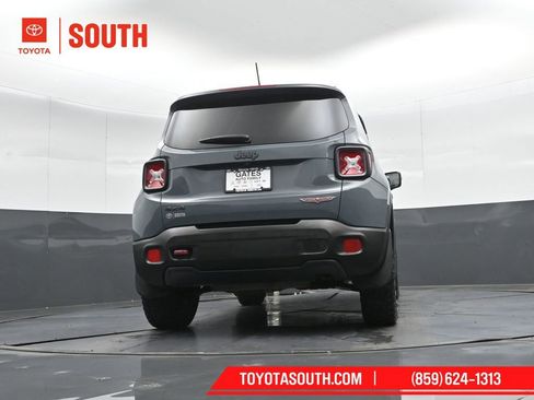 Used 2017 Jeep Renegade Trailhawk w/ Premium Trailhawk Package image 33