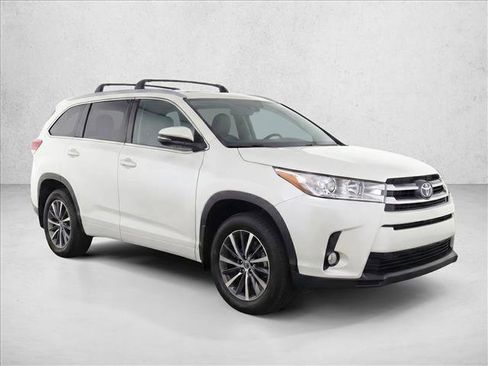 Certified 2017 Toyota Highlander XLE AWD/4WD image 3