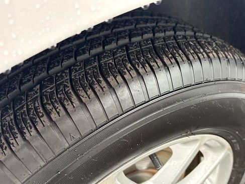 Used 2025 Chrysler Pacifica Select image 28