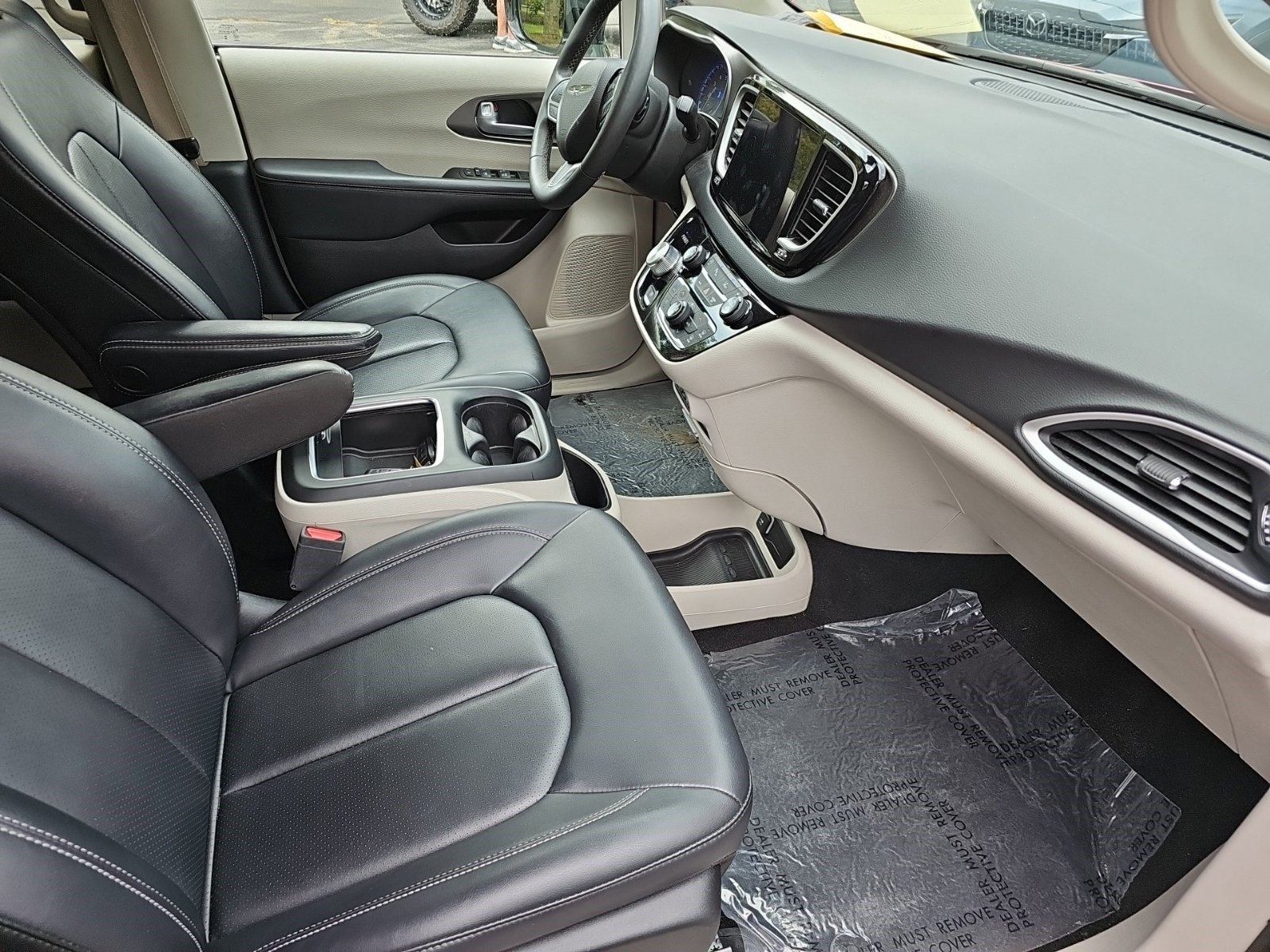 Used 2024 Chrysler Pacifica Touring-L FWD image 10