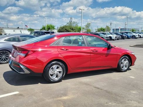 Used 2025 Hyundai Elantra SE FWD image 4