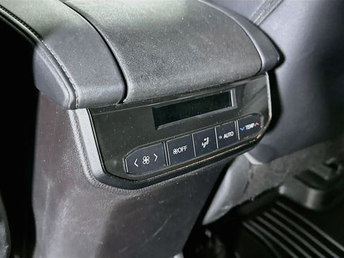 Used 2020 Toyota Highlander XLE FWD image 28