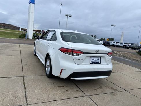 Used 2021 Toyota Corolla LE w/ LE Convenience Package image 9