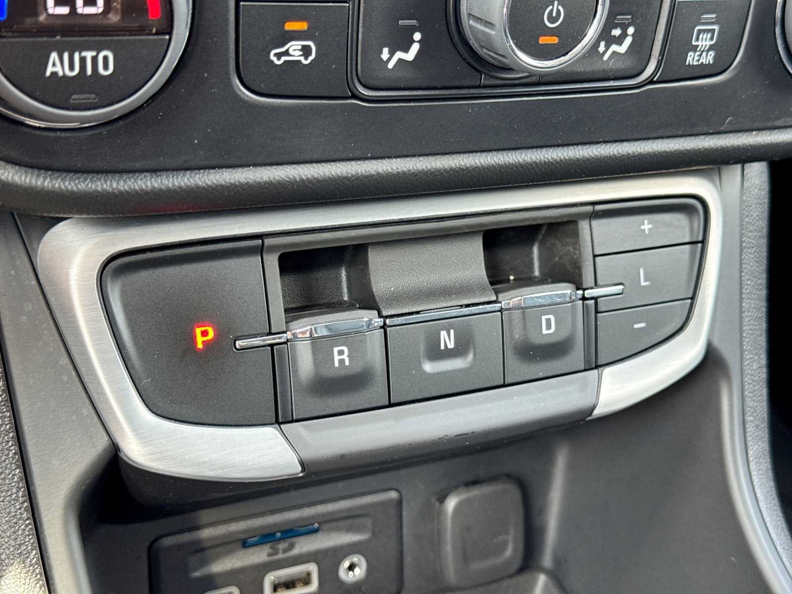 Used 2022 GMC Terrain SLT w/ Tech Package FWD image 31