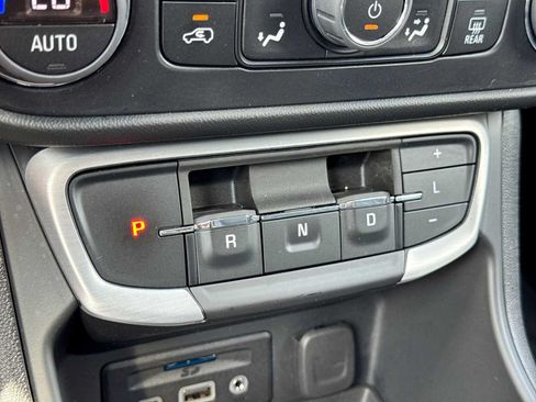 Used 2022 GMC Terrain SLT w/ Tech Package FWD image 31