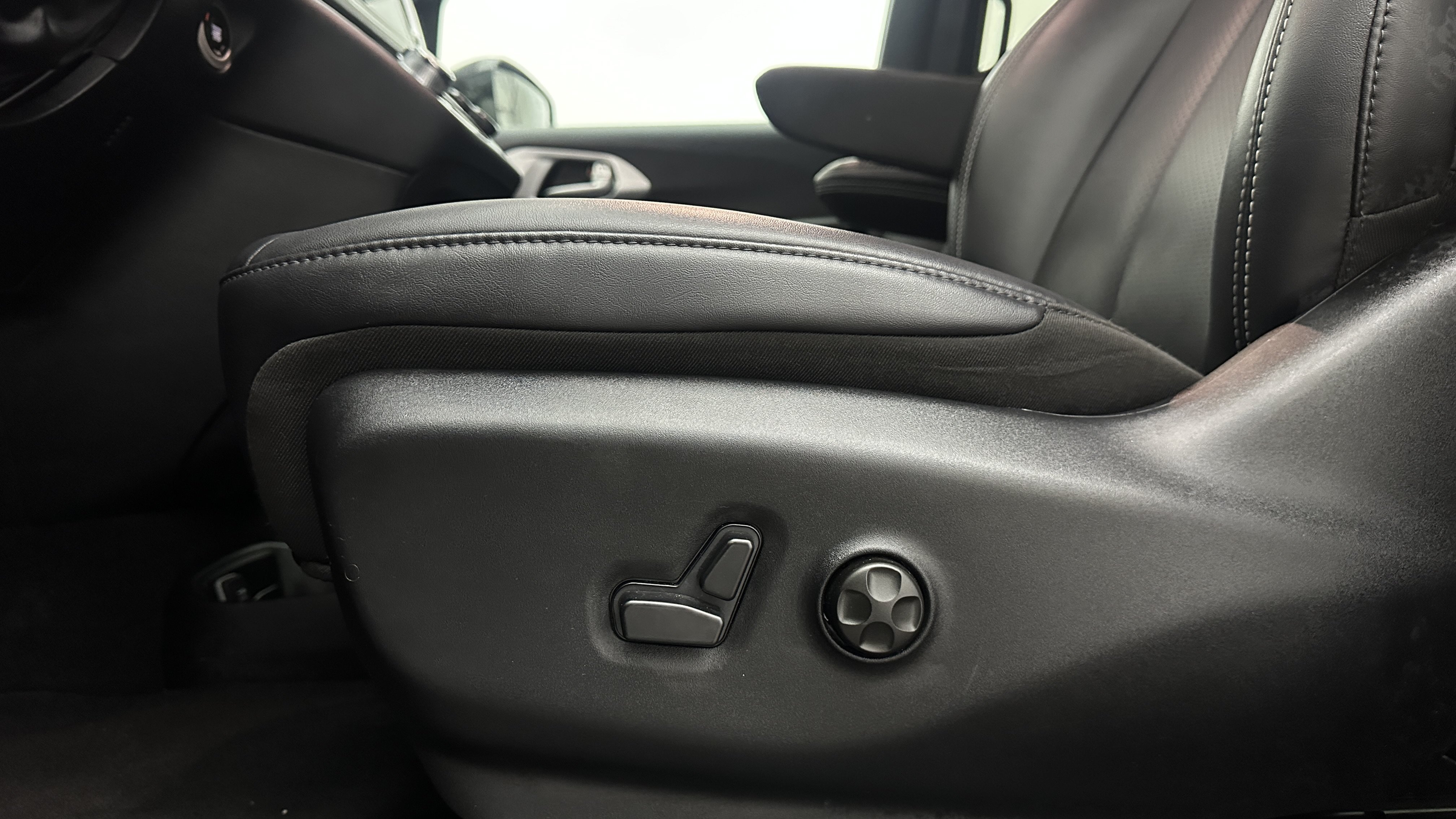 Used 2026 Chrysler Pacifica Select FWD image 14