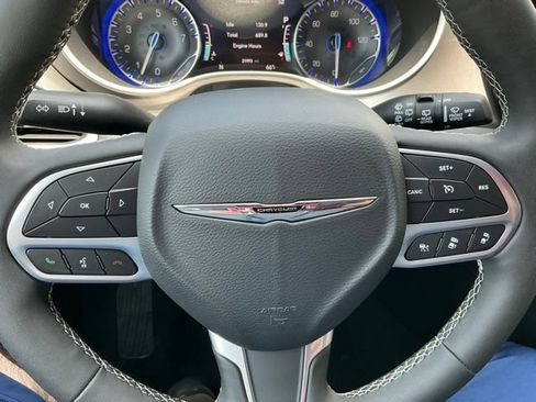Used 2025 Chrysler Pacifica Select FWD image 25