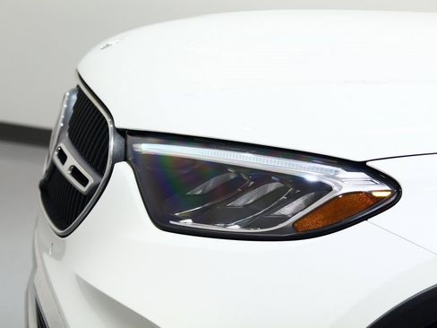 Used 2025 Mercedes-Benz GLC 300 4MATIC image 17