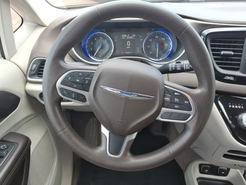 Used 2017 Chrysler Pacifica Touring FWD image 20
