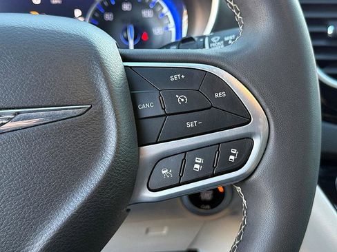 Used 2024 Chrysler Pacifica Touring-L image 19