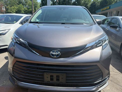 Used 2021 Toyota Sienna XLE FWD image 2
